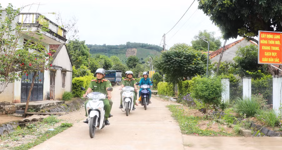 Lực lượng Công an xã Đông cùng thành viên Tổ tự quản về an ninh trật tự thôn 4 tuần tra, kiểm soát địa bàn. Ảnh: N.M