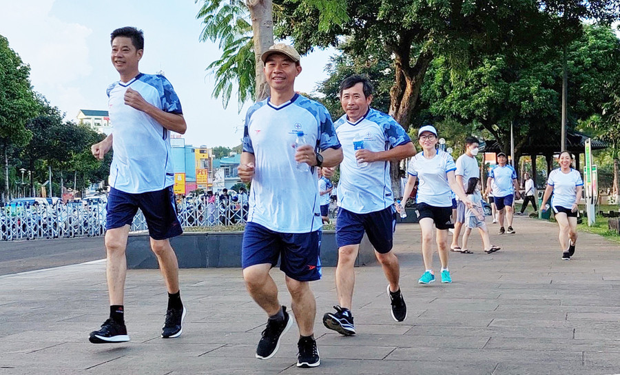 Cán bộ, công nhân viên Truyền tải điện Gia Lai tham gia tích cực vào phong trào chạy bộ, rèn luyện thể dục thể thao của đơn vị (ảnh đơn vị cung cấp). Cán bộ, công nhân viên Truyền tải điện Gia Lai tham gia tích cực vào phong trào chạy bộ, rèn luyện thể dục thể thao của đơn vị (ảnh đơn vị cung cấp).
