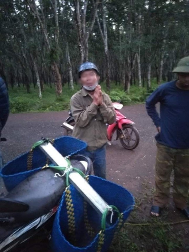 Sau khi bị phát hiện ăn trộm, ông H. chắp tay xin lỗi người dân