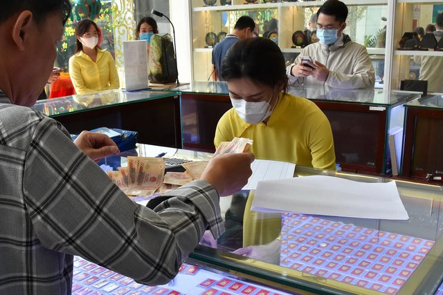 Giá vàng hôm nay của thế giới giảm mạnh 20 USD, xuống còn 1.980 USD/ounce Giá vàng hôm nay của thế giới giảm mạnh 20 USD, xuống còn 1.980 USD/ounce