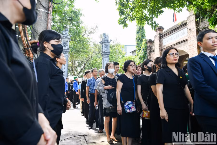 Càng tới gần trưa, lượng người về viếng Tổng Bí thư Nguyễn Phú Trọng càng đông hơn.