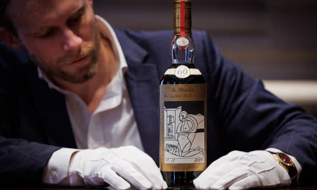 Một chai rượu Macallan 1926 tại buổi đấu giá. Ảnh: SOTHEBY&apos;S