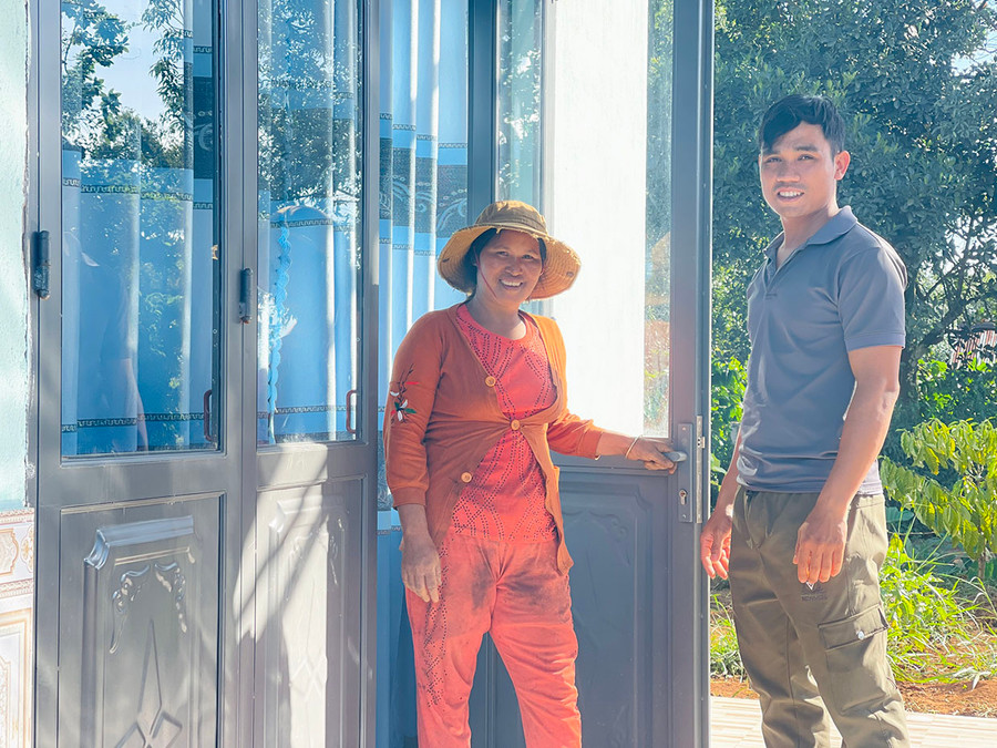 Chị Rơ Châm Amỹe (làng Dút 1) phấn khởi bên căn nhà mới. Ảnh: M.K