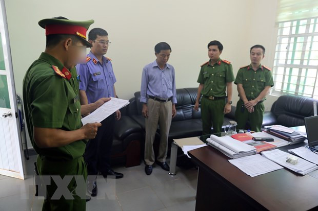 Công an khám xét nơi làm việc của các bị can. (Ảnh: TTXVN phát)