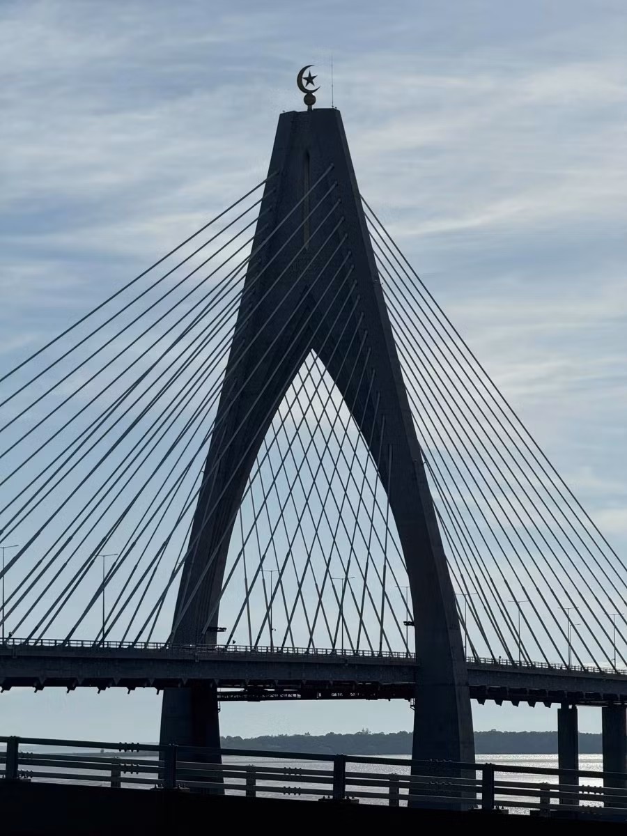 Vầng trăng lưỡi liềm cùng ngôi sao năm cánh - biểu tượng của Hồi giáo, tôn giáo chính thức của Brunei, nằm trên đỉnh chóp của cây cầu. Ảnh: Anh Thư