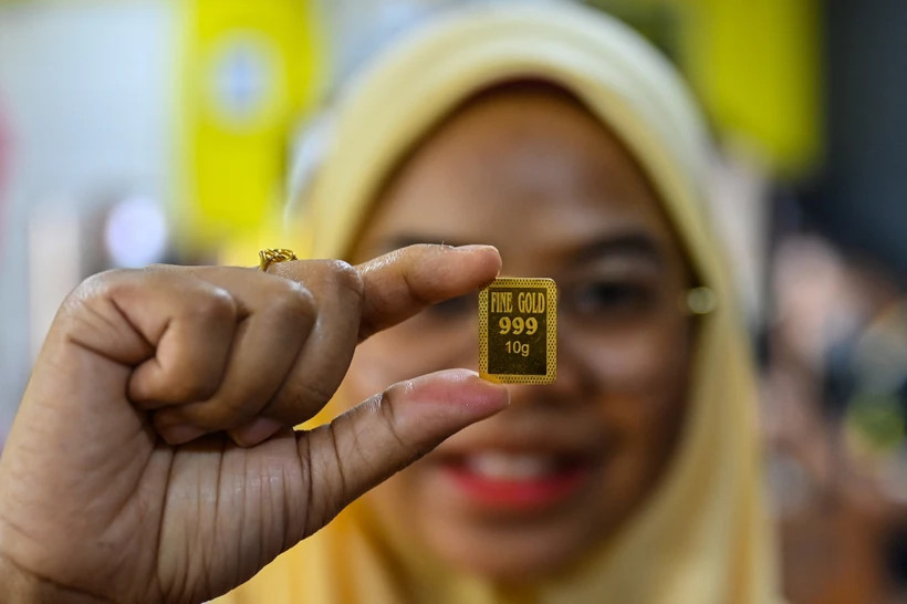 Vàng miếng được bán tại một công ty ở Kota Bharu, bang Kelantan, Malaysia. (Ảnh: AFP/TTXVN) Vàng miếng được bán tại một công ty ở Kota Bharu, bang Kelantan, Malaysia. (Ảnh: AFP/TTXVN)