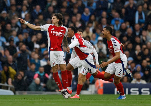 Trung vệ Riccardo Calafiori ghi bàn gỡ hòa 1-1 cho Arsenal Trung vệ Riccardo Calafiori ghi bàn gỡ hòa 1-1 cho Arsenal