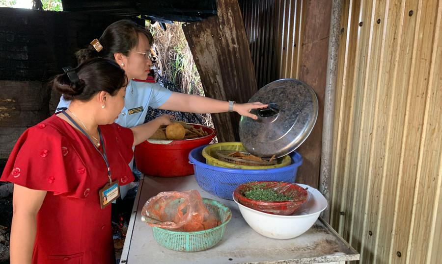 Đoàn kiểm tra tại cơ sở sản xuất cơm cháy mắm hành Hải Nam (phường Yên Thế, TP. Pleiku). Ảnh Như Nguyện Đoàn kiểm tra tại cơ sở sản xuất cơm cháy mắm hành Hải Nam (phường Yên Thế, TP. Pleiku). Ảnh Như Nguyện