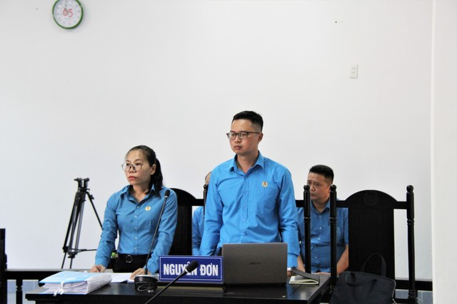 Trưởng Ban Chính sách pháp luật và Quan hệ lao động (LĐLĐ TP Đà Nẵng) Lê Thị Ngọc Oanh cùng cán bộ Công đoàn Khu công nghệ cao và các Khu công nghiệp Đà Nẵng đại diện cho công nhân, đòi quyền lợi tại tòa Trưởng Ban Chính sách pháp luật và Quan hệ lao động (LĐLĐ TP Đà Nẵng) Lê Thị Ngọc Oanh cùng cán bộ Công đoàn Khu công nghệ cao và các Khu công nghiệp Đà Nẵng đại diện cho công nhân, đòi quyền lợi tại tòa
