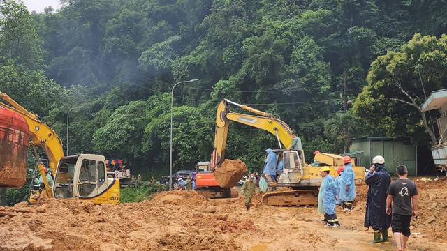 Lực lượng chức năng tìm kiếm các nạn nhân trong vụ sạt lở đèo Bảo Lộc. Ảnh: Lâm Viên/TNO Lực lượng chức năng tìm kiếm các nạn nhân trong vụ sạt lở đèo Bảo Lộc. Ảnh: Lâm Viên/TNO