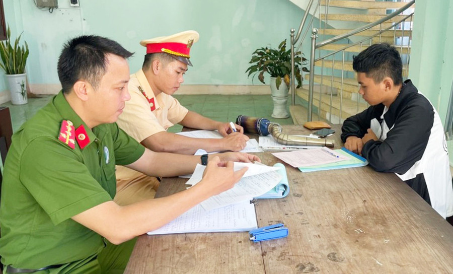 Công an huyện Krông Pa xử lý người điều khiển xe máy vi phạm Luật Giao thông đường bộ. Ảnh: R.H