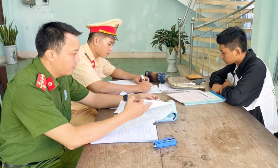 Công an huyện Krông Pa xử lý người điều khiển xe máy vi phạm Luật Giao thông đường bộ. Ảnh: R.H