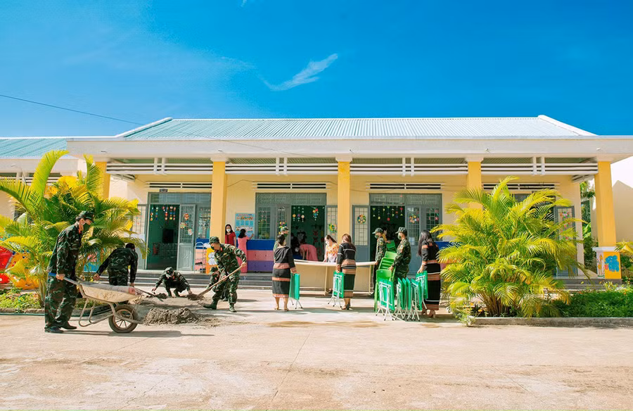 Cán bộ, chiến sĩ Kho Kỹ thuật K54 giúp Trường Mẫu giáo Tuổi Thơ sửa chữa cơ sở vật chất. Ảnh: Vũ Chi