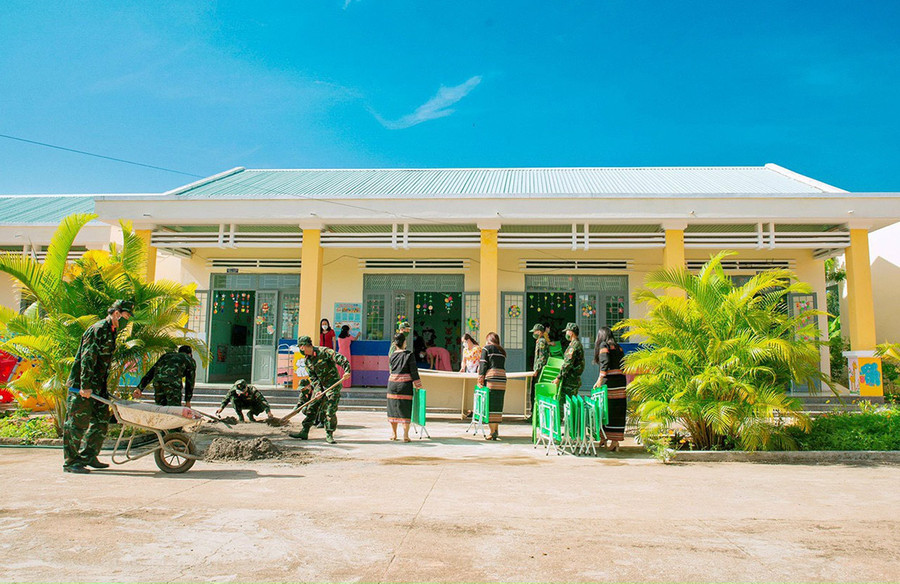 Cán bộ, chiến sĩ Kho Kỹ thuật K54 giúp Trường Mẫu giáo Tuổi Thơ sửa chữa cơ sở vật chất. Ảnh: Vũ Chi