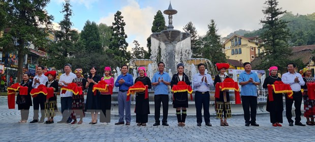 Lễ cắt băng khánh thành công trình Đài phun nước Vườn hoa Xuân Viên tại trung tâm thị xã Sa Pa. (Ảnh: Hương Thu/TTXVN)