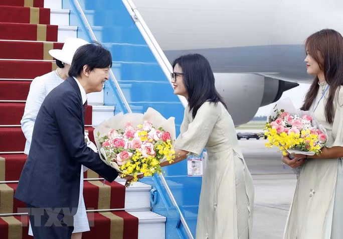 Thiếu nữ Thủ đô tặng hoa Hoàng Thái tử Nhật Bản Akishino và Công nương Kiko tại lễ đón. Ảnh: TTXVN