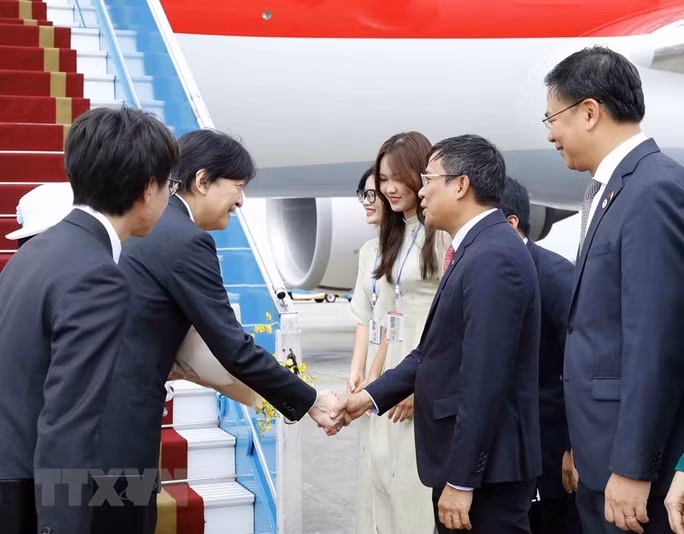 Thứ trưởng Thường trực Bộ Ngoại giao Nguyễn Minh Vũ đón Hoàng Thái tử Nhật Bản Akishino và Công nương Kiko tại sân bay quốc tế Nội Bài. Ảnh: TTXVN