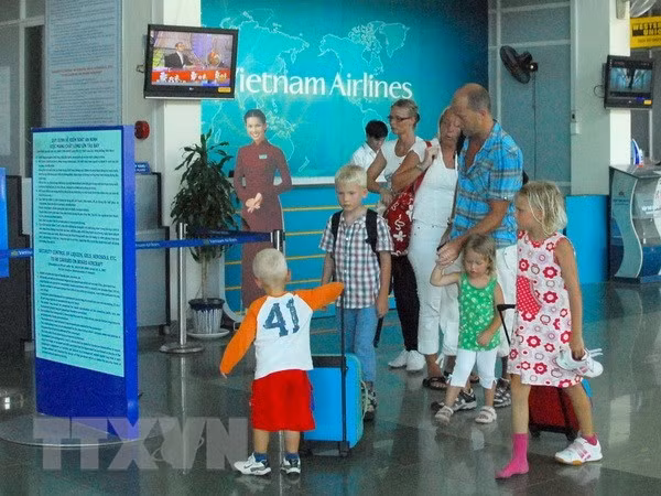 Du khách Nga đến sân bay Phú Quốc. (Ảnh: Thanh Vũ/TTXVN) Du khách Nga đến sân bay Phú Quốc. (Ảnh: Thanh Vũ/TTXVN)