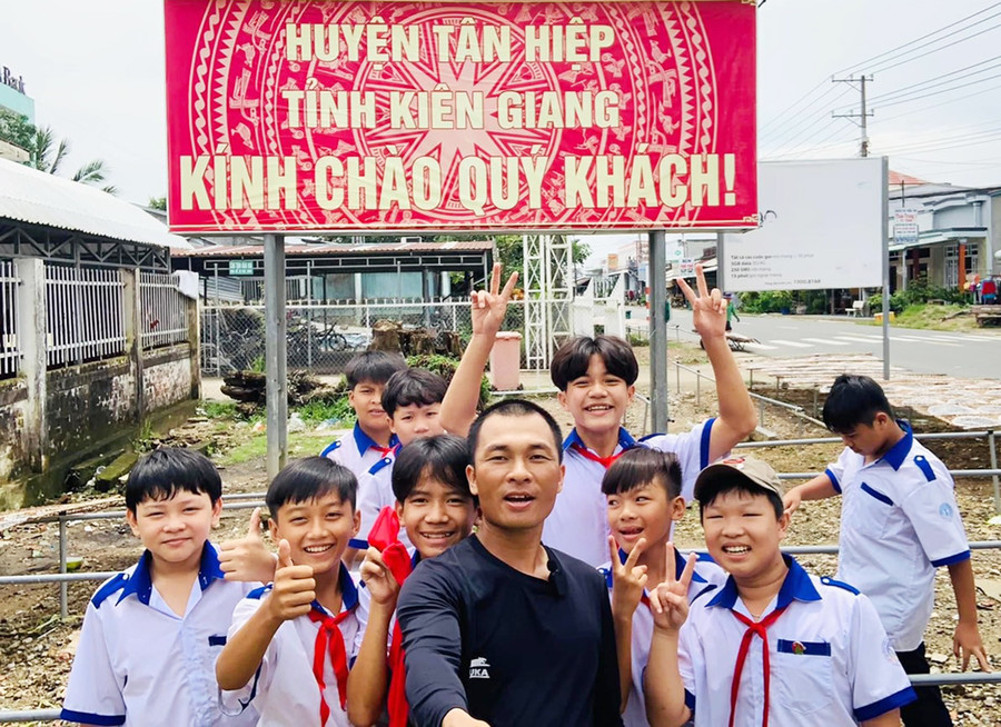 Đến nơi đâu anh Trung cũng nhận được sự chào đón niềm nở của người dân. Ảnh Nhân vật cung cấp