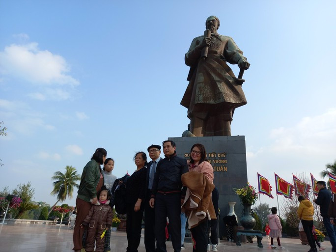 Du khách bên tượng Quốc công Tiết chế Hưng Đạo Đại Vương Trần Quốc Tuấn tại TP Nam Định Du khách bên tượng Quốc công Tiết chế Hưng Đạo Đại Vương Trần Quốc Tuấn tại TP Nam Định