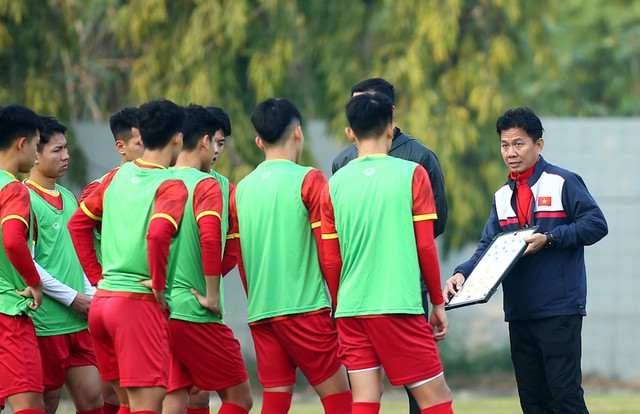 Thầy trò HLV Hoàng Anh Tuấn chuẩn bị cho giải U.23 Đông Nam Á. Ảnh: HOÀNG QUÂN