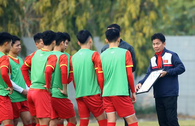 Thầy trò HLV Hoàng Anh Tuấn chuẩn bị cho giải U.23 Đông Nam Á. Ảnh: HOÀNG QUÂN