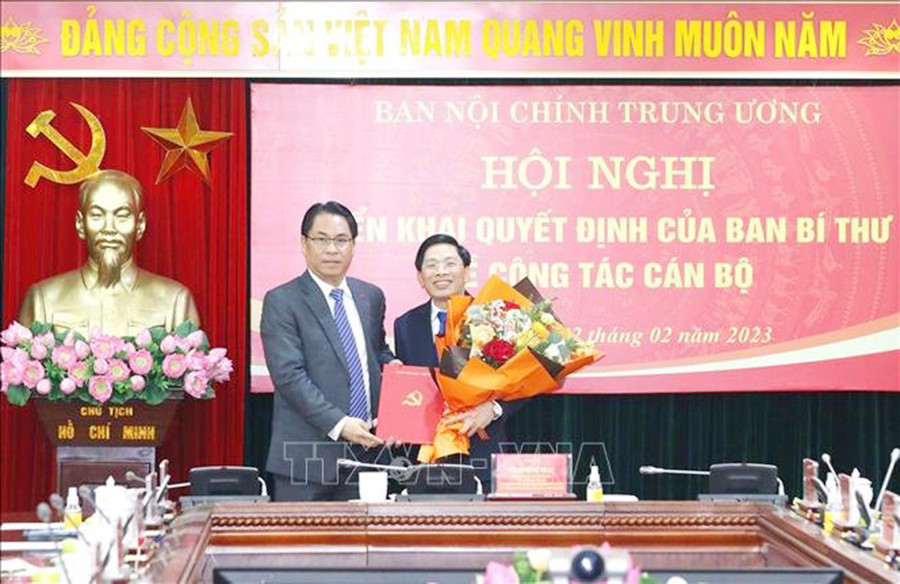 Đồng chí Phan Thăng An, Phó Trưởng Ban Tổ chức Trung ương trao Quyết định bổ nhiệm Phó Trưởng ban Nội chính Trung ương cho đồng chí Đặng Văn Dũng. Ảnh: Phương Hoa - TTXVN