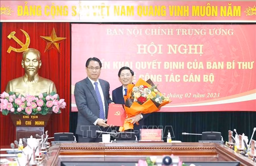 Đồng chí Phan Thăng An, Phó Trưởng Ban Tổ chức Trung ương trao Quyết định bổ nhiệm Phó Trưởng ban Nội chính Trung ương cho đồng chí Đặng Văn Dũng. Ảnh: Phương Hoa - TTXVN