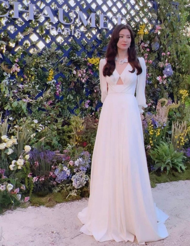 Song Hye Kyo quyến rũ bên Cha Eun Woo. Song Hye Kyo quyến rũ bên Cha Eun Woo.