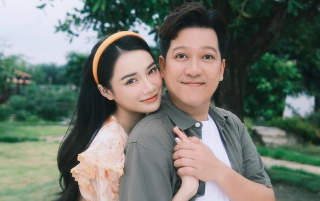 Khoảnh khắc tình cảm của Trường Giang - Nhã Phương được cặp đôi chia sẻ trên trang cá nhân. Ảnh: FBNV