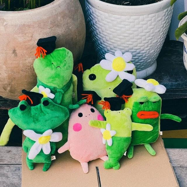 Những chú ếch được tạo hình "không đụng hàng". ẢNH: DUY TÂN Những chú ếch được tạo hình "không đụng hàng". ẢNH: DUY TÂN