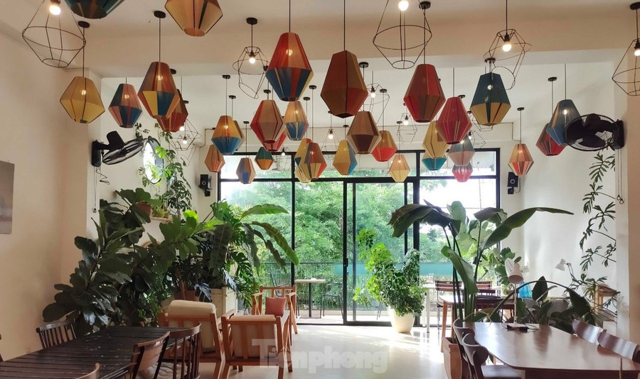 Ở TP Buôn Ma Thuột (Đắk Lắk) không khó để bắt gặp những quán cà phê với các phong cách khác nhau như tối giản, hiện đại, hoài cổ, nhiệt đới,…