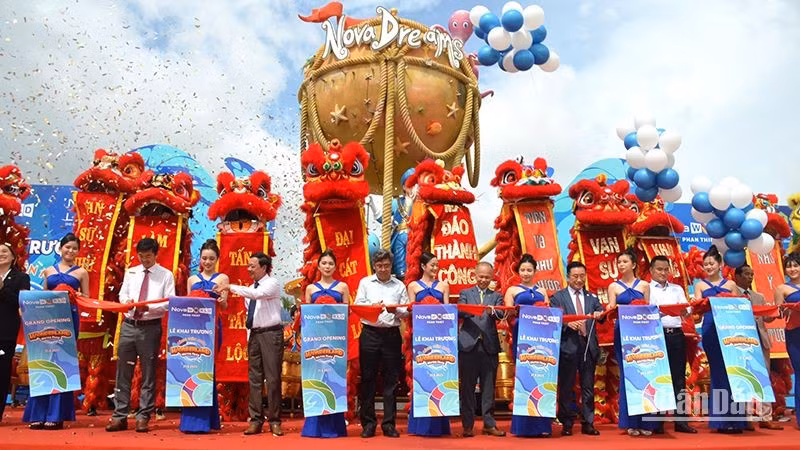 Các đại biểu cắt băng khánh thành Công viên nước Wonderland Water Park, thành phố Phan Thiết, Bình Thuận