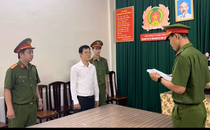 Ông Đặng Anh Quân nghe lệnh bắt tạm giam