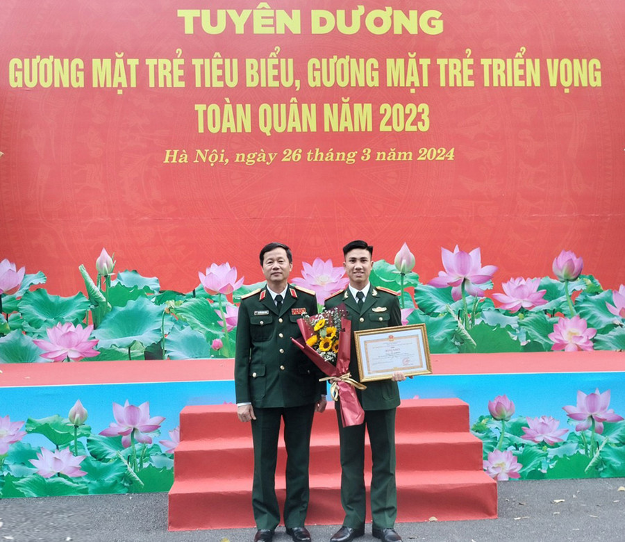 Lê Văn Trường nhận bằng khen Gương mặt trẻ tiêu biểu của Trường SĨ quan Chính trị năm 2023 (ảnh nhân vật cung cấp).
