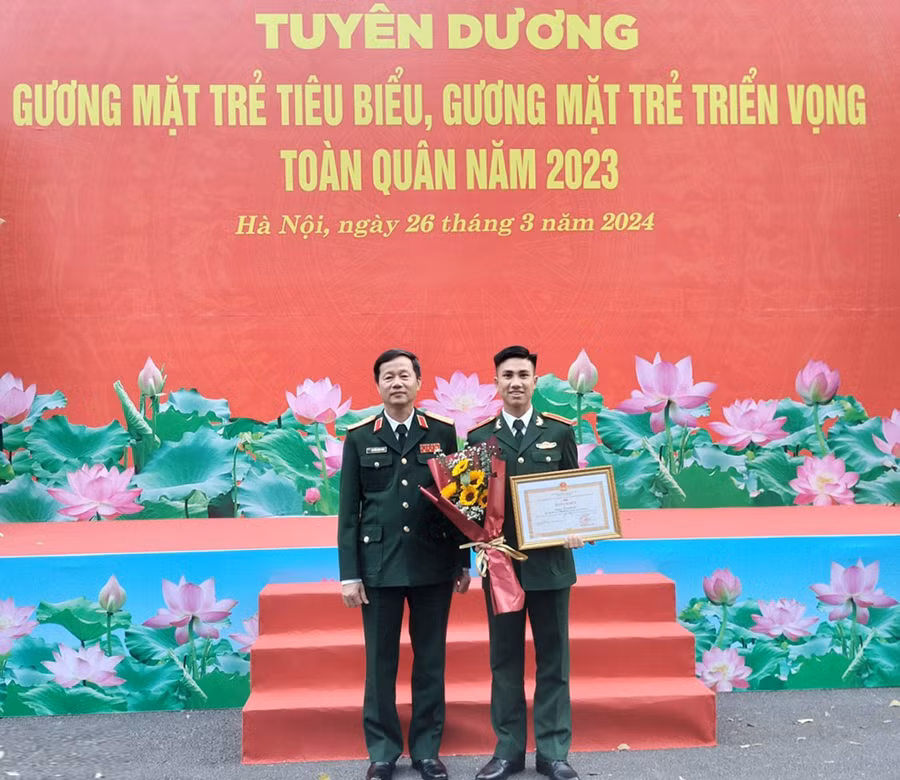 Lê Văn Trường nhận bằng khen Gương mặt trẻ tiêu biểu của Trường SĨ quan Chính trị năm 2023 (ảnh nhân vật cung cấp).