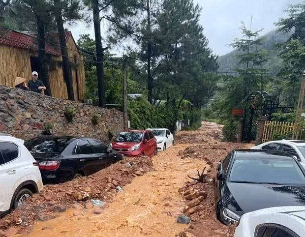 Nhiều ôtô bị mắc kẹt tại khu vực cạnh hồ Đồng Đò (Sóc Sơn) do mưa lớn. (Ảnh: TTXVN phát)