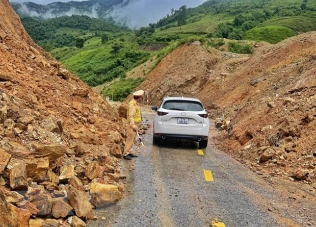 Tạm thời thông xe tại điểm sạt lở taluy dương Km421 Quốc lộ 6, tỉnh Điện Biên. (Ảnh: TTXVN phát)