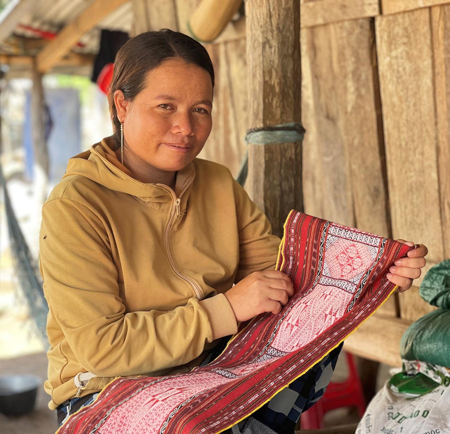 Chị Đinh Thị Brăi giới thiệu về dây thắt lưng thổ cẩm với những hoa văn độc đáo. Ảnh: P.D