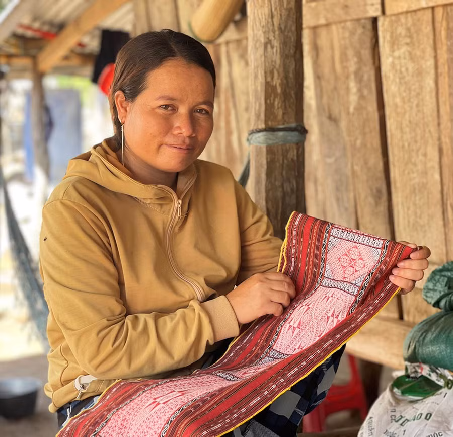 Chị Đinh Thị Brăi giới thiệu về dây thắt lưng thổ cẩm với những hoa văn độc đáo. Ảnh: P.D