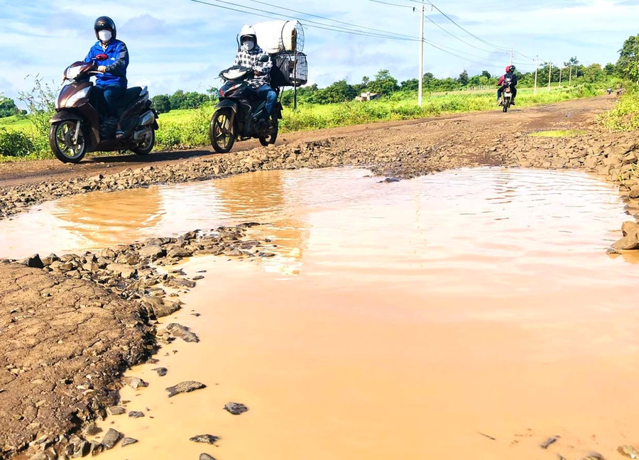 Mùa mưa, những hố sâu ngập nước chắn ngang đường rất nguy hiểm, nguy cơ cao xảy ra tai nạn giao thông. Ảnh: M.P