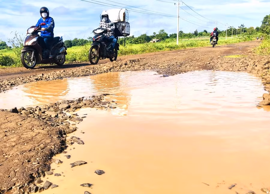 Mùa mưa, những hố sâu ngập nước chắn ngang đường rất nguy hiểm, nguy cơ cao xảy ra tai nạn giao thông. Ảnh: M.P