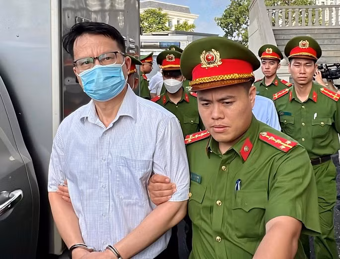 Bị cáo Trần Việt Thái được dẫn giải tới phiên tòa