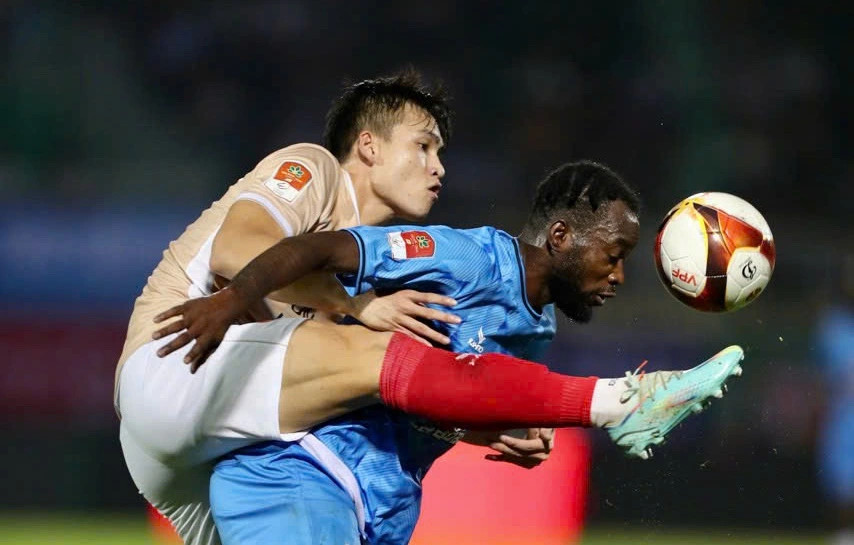 Martin Dzilah đối đầu cùng Việt Anh ở vòng 2 V-League 2023 - 2024. ẢNH: MINH TRẦN