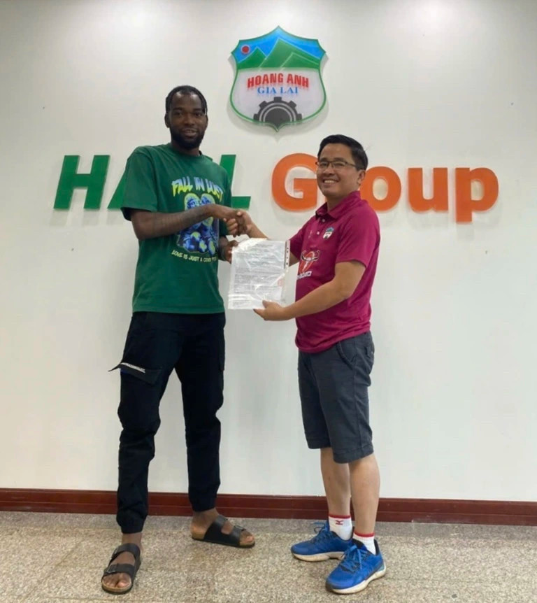 Bằng chứng Martin vui vẻ cầm biên bản nhận tiền chụp hình cùng lãnh đạo CLB HAGL. ẢNH: CLB HAGL