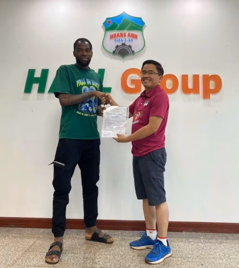 Bằng chứng Martin vui vẻ cầm biên bản nhận tiền chụp hình cùng lãnh đạo CLB HAGL. ẢNH: CLB HAGL