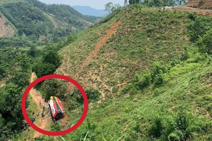 Chiếc xe lật nghiêng dưới chân đồi, cách tuyến đường tỉnh 316E hàng chục mét. Ảnh do người dân cung cấp. Chiếc xe lật nghiêng dưới chân đồi, cách tuyến đường tỉnh 316E hàng chục mét. Ảnh do người dân cung cấp.