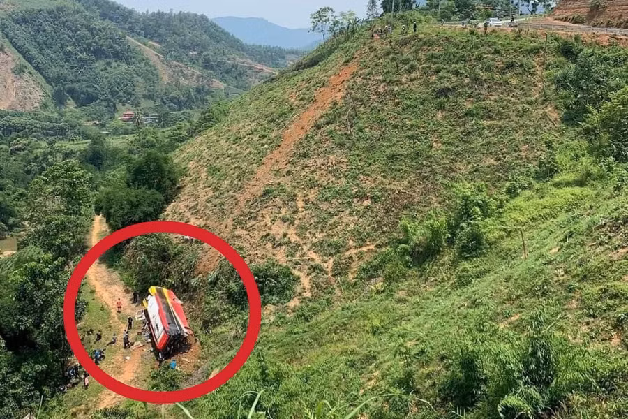 Chiếc xe lật nghiêng dưới chân đồi, cách tuyến đường tỉnh 316E hàng chục mét. Ảnh do người dân cung cấp.