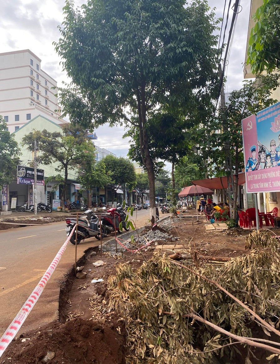 Vỉa hè của nhiều tuyến phố ở Pleiku đang được sửa chữa, cải tạo. Ảnh: Duy Lê