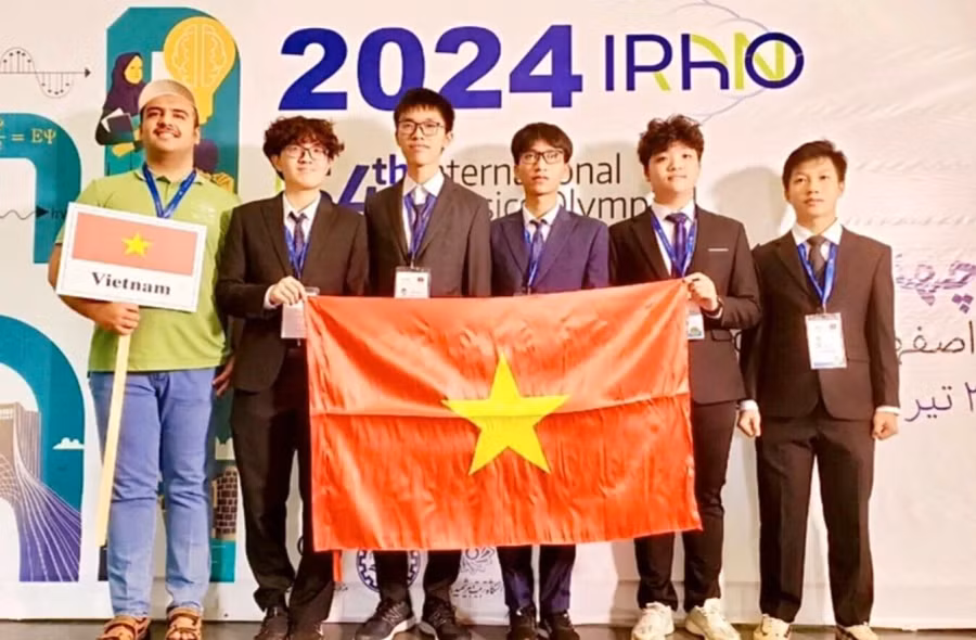 Thân Thế Công (thứ 3 từ trái qua) tại Olympic Vật lý quốc tế 2024 (Ảnh: MOET)